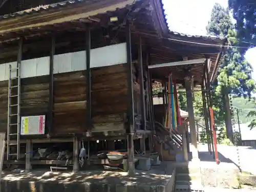 新羅神社の本殿