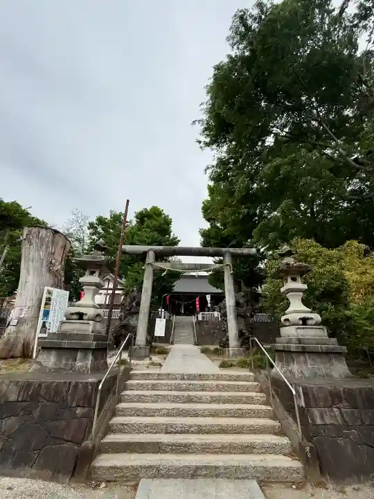 諏訪神社の{uncategorized: "未分類", other: "その他", undefined: "問題あり", building: "その他建物", grave: "お墓", sacred_gate: "鳥居", guardian: "狛犬", statue: "像", buddha: "仏像", history: "歴史", nature: "自然", garden: "庭園", animal: "動物", pagoda: "塔", temizu: "手水舎", mountain_gate: "山門・神門", sanctuary: "本殿・本堂", subordinate: "末社・摂社", art: "芸術", scenery: "景色", jizo: "地蔵", ema: "絵馬", goshuin: "御朱印", omikuji: "おみくじ", items: "授与品その他", amulet: "お守り", goshuincho: "御朱印帳", eats: "食事", festival: "お祭り", votive_dance: "神楽", shichigosan: "七五三参", wedding: "結婚式", experience: "体験その他", initially: "初詣", around: "周辺", anti_infection: "感染症対策"}