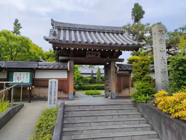 大学院の山門・神門