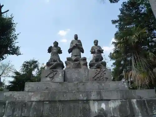 白山神社の像