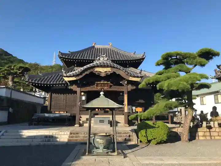 郷照寺の本殿・本堂