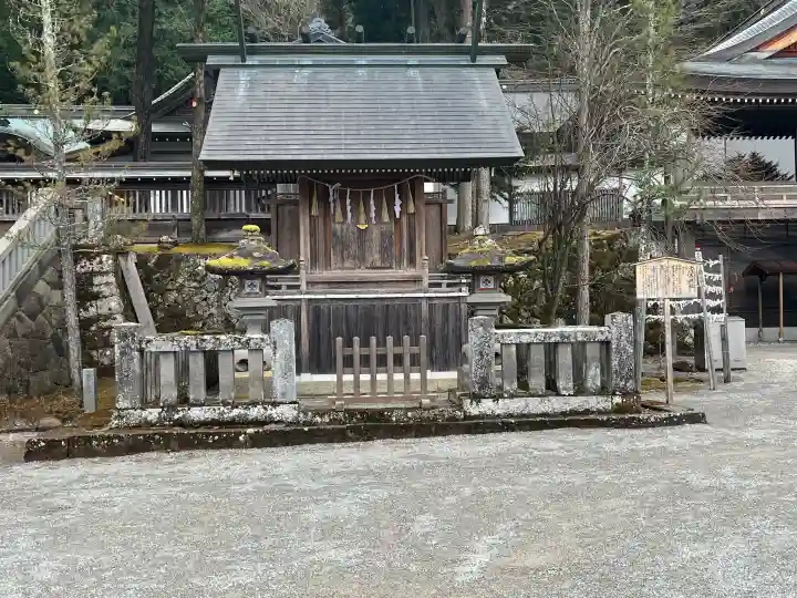 諏訪大社の{uncategorized: "未分類", other: "その他", undefined: "問題あり", building: "その他建物", grave: "お墓", sacred_gate: "鳥居", guardian: "狛犬", statue: "像", buddha: "仏像", history: "歴史", nature: "自然", garden: "庭園", animal: "動物", pagoda: "塔", temizu: "手水舎", mountain_gate: "山門・神門", sanctuary: "本殿・本堂", subordinate: "末社・摂社", art: "芸術", scenery: "景色", jizo: "地蔵", ema: "絵馬", goshuin: "御朱印", omikuji: "おみくじ", items: "授与品その他", amulet: "お守り", goshuincho: "御朱印帳", eats: "食事", festival: "お祭り", votive_dance: "神楽", shichigosan: "七五三参", wedding: "結婚式", experience: "体験その他", initially: "初詣", around: "周辺", anti_infection: "感染症対策"}