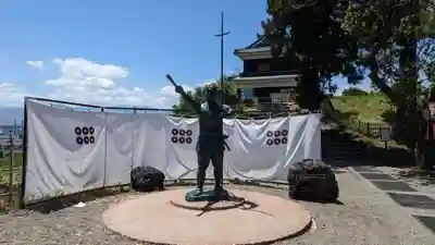 眞田神社の像