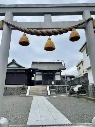 諏訪仮宮の{uncategorized: "未分類", other: "その他", undefined: "問題あり", building: "その他建物", grave: "お墓", sacred_gate: "鳥居", guardian: "狛犬", statue: "像", buddha: "仏像", history: "歴史", nature: "自然", garden: "庭園", animal: "動物", pagoda: "塔", temizu: "手水舎", mountain_gate: "山門・神門", sanctuary: "本殿・本堂", subordinate: "末社・摂社", art: "芸術", scenery: "景色", jizo: "地蔵", ema: "絵馬", goshuin: "御朱印", omikuji: "おみくじ", items: "授与品その他", amulet: "お守り", goshuincho: "御朱印帳", eats: "食事", festival: "お祭り", votive_dance: "神楽", shichigosan: "七五三参", wedding: "結婚式", experience: "体験その他", initially: "初詣", around: "周辺", anti_infection: "感染症対策"}