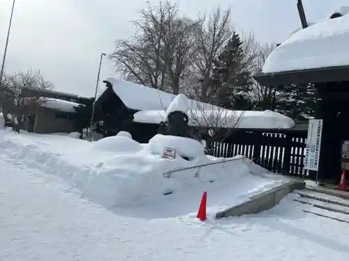 札幌護國神社の{uncategorized: "未分類", other: "その他", undefined: "問題あり", building: "その他建物", grave: "お墓", sacred_gate: "鳥居", guardian: "狛犬", statue: "像", buddha: "仏像", history: "歴史", nature: "自然", garden: "庭園", animal: "動物", pagoda: "塔", temizu: "手水舎", mountain_gate: "山門・神門", sanctuary: "本殿・本堂", subordinate: "末社・摂社", art: "芸術", scenery: "景色", jizo: "地蔵", ema: "絵馬", goshuin: "御朱印", omikuji: "おみくじ", items: "授与品その他", amulet: "お守り", goshuincho: "御朱印帳", eats: "食事", festival: "お祭り", votive_dance: "神楽", shichigosan: "七五三参", wedding: "結婚式", experience: "体験その他", initially: "初詣", around: "周辺", anti_infection: "感染症対策"}