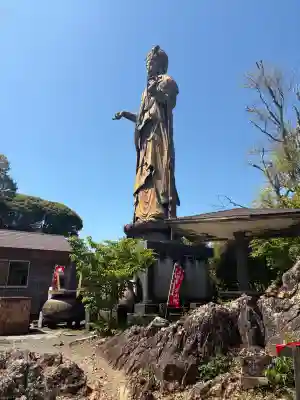 舘山寺の{uncategorized: "未分類", other: "その他", undefined: "問題あり", building: "その他建物", grave: "お墓", sacred_gate: "鳥居", guardian: "狛犬", statue: "像", buddha: "仏像", history: "歴史", nature: "自然", garden: "庭園", animal: "動物", pagoda: "塔", temizu: "手水舎", mountain_gate: "山門・神門", sanctuary: "本殿・本堂", subordinate: "末社・摂社", art: "芸術", scenery: "景色", jizo: "地蔵", ema: "絵馬", goshuin: "御朱印", omikuji: "おみくじ", items: "授与品その他", amulet: "お守り", goshuincho: "御朱印帳", eats: "食事", festival: "お祭り", votive_dance: "神楽", shichigosan: "七五三参", wedding: "結婚式", experience: "体験その他", initially: "初詣", around: "周辺", anti_infection: "感染症対策"}