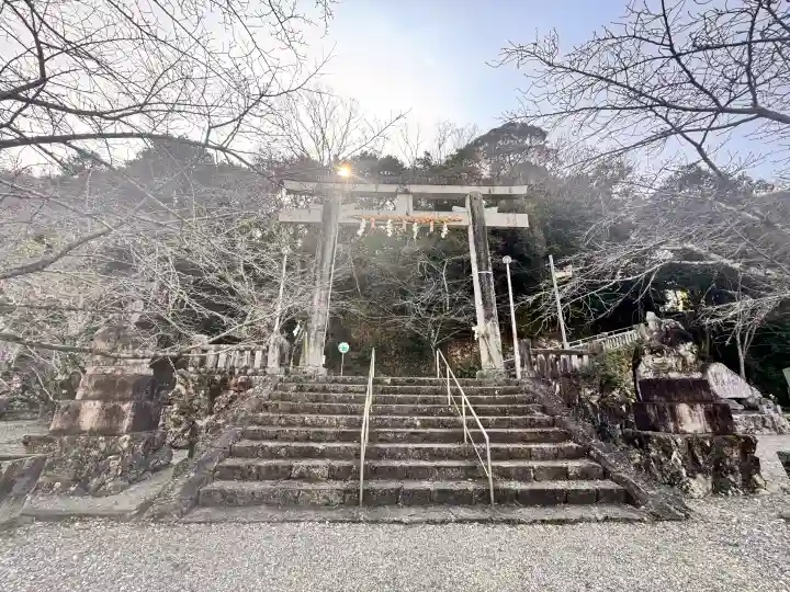高知県護国神社の{uncategorized: "未分類", other: "その他", undefined: "問題あり", building: "その他建物", grave: "お墓", sacred_gate: "鳥居", guardian: "狛犬", statue: "像", buddha: "仏像", history: "歴史", nature: "自然", garden: "庭園", animal: "動物", pagoda: "塔", temizu: "手水舎", mountain_gate: "山門・神門", sanctuary: "本殿・本堂", subordinate: "末社・摂社", art: "芸術", scenery: "景色", jizo: "地蔵", ema: "絵馬", goshuin: "御朱印", omikuji: "おみくじ", items: "授与品その他", amulet: "お守り", goshuincho: "御朱印帳", eats: "食事", festival: "お祭り", votive_dance: "神楽", shichigosan: "七五三参", wedding: "結婚式", experience: "体験その他", initially: "初詣", around: "周辺", anti_infection: "感染症対策"}