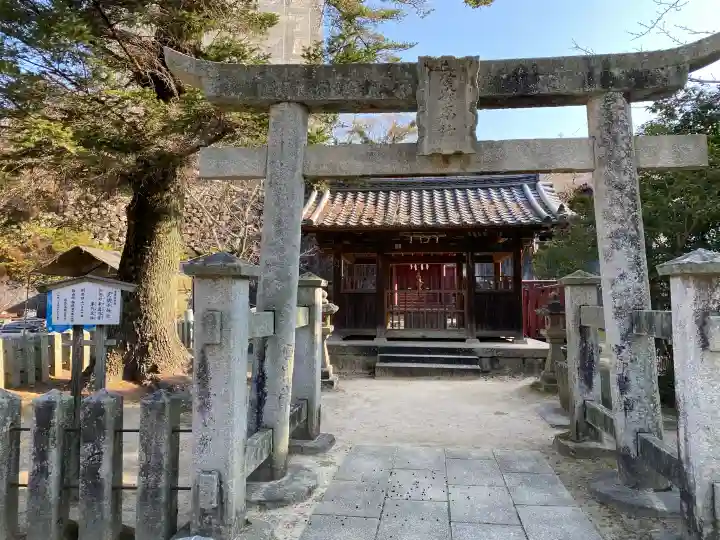 荒胡子神社の{uncategorized: "未分類", other: "その他", undefined: "問題あり", building: "その他建物", grave: "お墓", sacred_gate: "鳥居", guardian: "狛犬", statue: "像", buddha: "仏像", history: "歴史", nature: "自然", garden: "庭園", animal: "動物", pagoda: "塔", temizu: "手水舎", mountain_gate: "山門・神門", sanctuary: "本殿・本堂", subordinate: "末社・摂社", art: "芸術", scenery: "景色", jizo: "地蔵", ema: "絵馬", goshuin: "御朱印", omikuji: "おみくじ", items: "授与品その他", amulet: "お守り", goshuincho: "御朱印帳", eats: "食事", festival: "お祭り", votive_dance: "神楽", shichigosan: "七五三参", wedding: "結婚式", experience: "体験その他", initially: "初詣", around: "周辺", anti_infection: "感染症対策"}