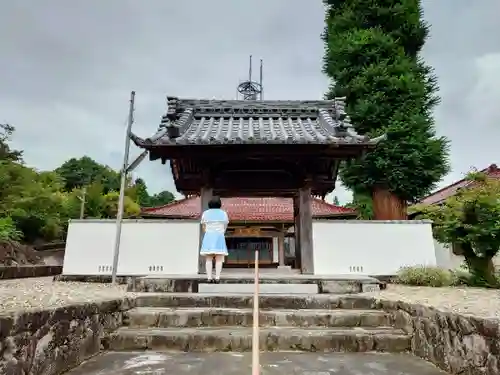 向陽寺の山門