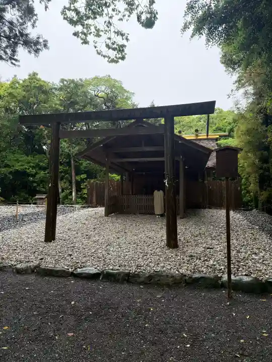 月夜見宮(豊受大神宮別宮)の{uncategorized: "未分類", other: "その他", undefined: "問題あり", building: "その他建物", grave: "お墓", sacred_gate: "鳥居", guardian: "狛犬", statue: "像", buddha: "仏像", history: "歴史", nature: "自然", garden: "庭園", animal: "動物", pagoda: "塔", temizu: "手水舎", mountain_gate: "山門・神門", sanctuary: "本殿・本堂", subordinate: "末社・摂社", art: "芸術", scenery: "景色", jizo: "地蔵", ema: "絵馬", goshuin: "御朱印", omikuji: "おみくじ", items: "授与品その他", amulet: "お守り", goshuincho: "御朱印帳", eats: "食事", festival: "お祭り", votive_dance: "神楽", shichigosan: "七五三参", wedding: "結婚式", experience: "体験その他", initially: "初詣", around: "周辺", anti_infection: "感染症対策"}