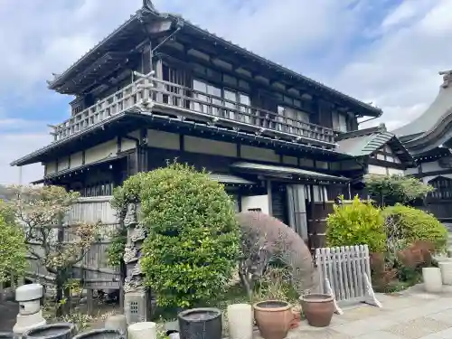 日蓮宗龍口山本龍寺の{uncategorized: "未分類", other: "その他", undefined: "問題あり", building: "その他建物", grave: "お墓", sacred_gate: "鳥居", guardian: "狛犬", statue: "像", buddha: "仏像", history: "歴史", nature: "自然", garden: "庭園", animal: "動物", pagoda: "塔", temizu: "手水舎", mountain_gate: "山門・神門", sanctuary: "本殿・本堂", subordinate: "末社・摂社", art: "芸術", scenery: "景色", jizo: "地蔵", ema: "絵馬", goshuin: "御朱印", omikuji: "おみくじ", items: "授与品その他", amulet: "お守り", goshuincho: "御朱印帳", eats: "食事", festival: "お祭り", votive_dance: "神楽", shichigosan: "七五三参", wedding: "結婚式", experience: "体験その他", initially: "初詣", around: "周辺", anti_infection: "感染症対策"}