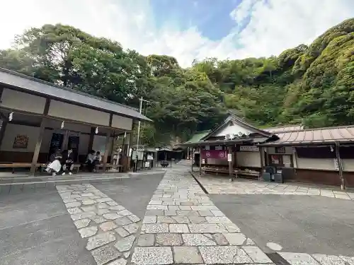 銭洗弁財天宇賀福神社の{uncategorized: "未分類", other: "その他", undefined: "問題あり", building: "その他建物", grave: "お墓", sacred_gate: "鳥居", guardian: "狛犬", statue: "像", buddha: "仏像", history: "歴史", nature: "自然", garden: "庭園", animal: "動物", pagoda: "塔", temizu: "手水舎", mountain_gate: "山門・神門", sanctuary: "本殿・本堂", subordinate: "末社・摂社", art: "芸術", scenery: "景色", jizo: "地蔵", ema: "絵馬", goshuin: "御朱印", omikuji: "おみくじ", items: "授与品その他", amulet: "お守り", goshuincho: "御朱印帳", eats: "食事", festival: "お祭り", votive_dance: "神楽", shichigosan: "七五三参", wedding: "結婚式", experience: "体験その他", initially: "初詣", around: "周辺", anti_infection: "感染症対策"}