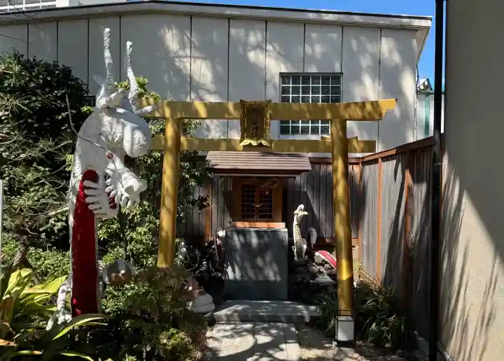蛇窪神社の{uncategorized: "未分類", other: "その他", undefined: "問題あり", building: "その他建物", grave: "お墓", sacred_gate: "鳥居", guardian: "狛犬", statue: "像", buddha: "仏像", history: "歴史", nature: "自然", garden: "庭園", animal: "動物", pagoda: "塔", temizu: "手水舎", mountain_gate: "山門・神門", sanctuary: "本殿・本堂", subordinate: "末社・摂社", art: "芸術", scenery: "景色", jizo: "地蔵", ema: "絵馬", goshuin: "御朱印", omikuji: "おみくじ", items: "授与品その他", amulet: "お守り", goshuincho: "御朱印帳", eats: "食事", festival: "お祭り", votive_dance: "神楽", shichigosan: "七五三参", wedding: "結婚式", experience: "体験その他", initially: "初詣", around: "周辺", anti_infection: "感染症対策"}