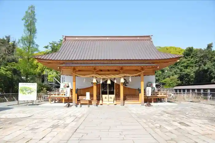 三柱神社の山門