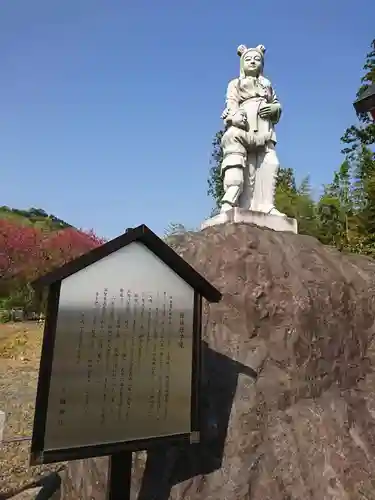 多禰神社の像