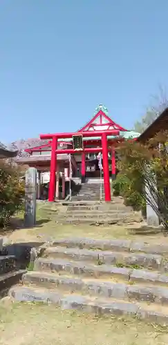 差出磯大嶽山神社 仕事と健康と厄よけの神さまの鳥居