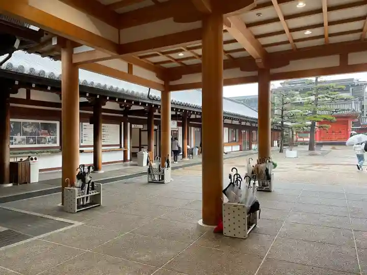 蓮華王院(三十三間堂)の{uncategorized: "未分類", other: "その他", undefined: "問題あり", building: "その他建物", grave: "お墓", sacred_gate: "鳥居", guardian: "狛犬", statue: "像", buddha: "仏像", history: "歴史", nature: "自然", garden: "庭園", animal: "動物", pagoda: "塔", temizu: "手水舎", mountain_gate: "山門・神門", sanctuary: "本殿・本堂", subordinate: "末社・摂社", art: "芸術", scenery: "景色", jizo: "地蔵", ema: "絵馬", goshuin: "御朱印", omikuji: "おみくじ", items: "授与品その他", amulet: "お守り", goshuincho: "御朱印帳", eats: "食事", festival: "お祭り", votive_dance: "神楽", shichigosan: "七五三参", wedding: "結婚式", experience: "体験その他", initially: "初詣", around: "周辺", anti_infection: "感染症対策"}