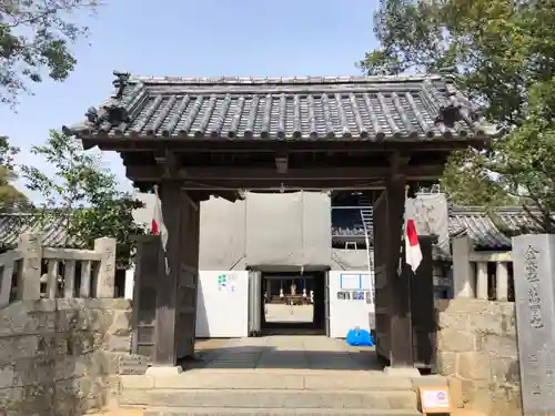 白鳥神社の山門