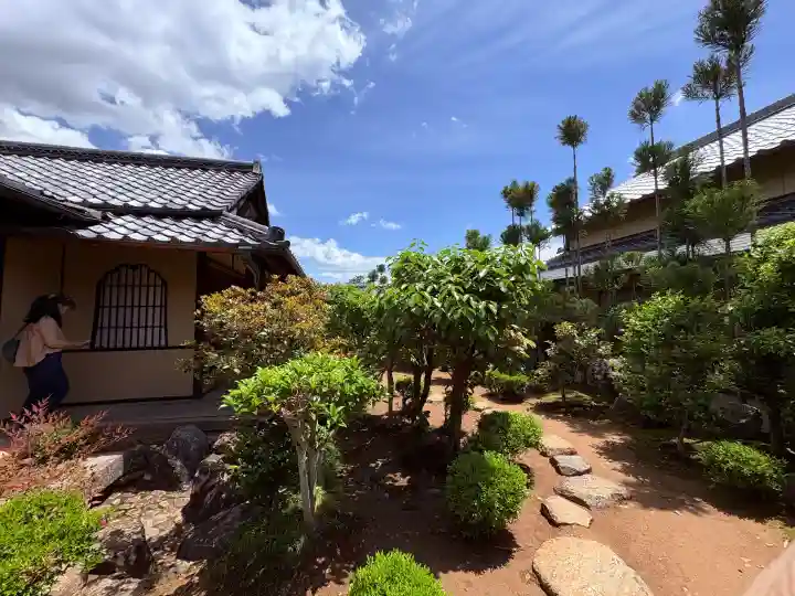 総見院の{uncategorized: "未分類", other: "その他", undefined: "問題あり", building: "その他建物", grave: "お墓", sacred_gate: "鳥居", guardian: "狛犬", statue: "像", buddha: "仏像", history: "歴史", nature: "自然", garden: "庭園", animal: "動物", pagoda: "塔", temizu: "手水舎", mountain_gate: "山門・神門", sanctuary: "本殿・本堂", subordinate: "末社・摂社", art: "芸術", scenery: "景色", jizo: "地蔵", ema: "絵馬", goshuin: "御朱印", omikuji: "おみくじ", items: "授与品その他", amulet: "お守り", goshuincho: "御朱印帳", eats: "食事", festival: "お祭り", votive_dance: "神楽", shichigosan: "七五三参", wedding: "結婚式", experience: "体験その他", initially: "初詣", around: "周辺", anti_infection: "感染症対策"}