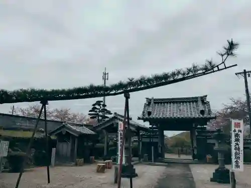 滝仙寺の{uncategorized: "未分類", other: "その他", undefined: "問題あり", building: "その他建物", grave: "お墓", sacred_gate: "鳥居", guardian: "狛犬", statue: "像", buddha: "仏像", history: "歴史", nature: "自然", garden: "庭園", animal: "動物", pagoda: "塔", temizu: "手水舎", mountain_gate: "山門・神門", sanctuary: "本殿・本堂", subordinate: "末社・摂社", art: "芸術", scenery: "景色", jizo: "地蔵", ema: "絵馬", goshuin: "御朱印", omikuji: "おみくじ", items: "授与品その他", amulet: "お守り", goshuincho: "御朱印帳", eats: "食事", festival: "お祭り", votive_dance: "神楽", shichigosan: "七五三参", wedding: "結婚式", experience: "体験その他", initially: "初詣", around: "周辺", anti_infection: "感染症対策"}