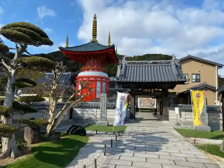 八浄寺の{uncategorized: "未分類", other: "その他", undefined: "問題あり", building: "その他建物", grave: "お墓", sacred_gate: "鳥居", guardian: "狛犬", statue: "像", buddha: "仏像", history: "歴史", nature: "自然", garden: "庭園", animal: "動物", pagoda: "塔", temizu: "手水舎", mountain_gate: "山門・神門", sanctuary: "本殿・本堂", subordinate: "末社・摂社", art: "芸術", scenery: "景色", jizo: "地蔵", ema: "絵馬", goshuin: "御朱印", omikuji: "おみくじ", items: "授与品その他", amulet: "お守り", goshuincho: "御朱印帳", eats: "食事", festival: "お祭り", votive_dance: "神楽", shichigosan: "七五三参", wedding: "結婚式", experience: "体験その他", initially: "初詣", around: "周辺", anti_infection: "感染症対策"}