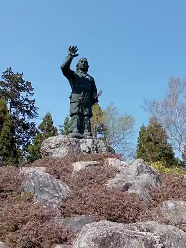 三峯神社の像