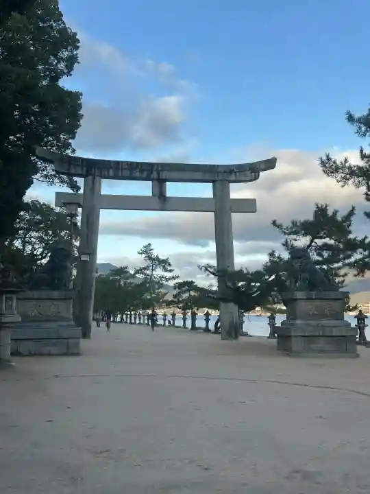 厳島神社の{uncategorized: "未分類", other: "その他", undefined: "問題あり", building: "その他建物", grave: "お墓", sacred_gate: "鳥居", guardian: "狛犬", statue: "像", buddha: "仏像", history: "歴史", nature: "自然", garden: "庭園", animal: "動物", pagoda: "塔", temizu: "手水舎", mountain_gate: "山門・神門", sanctuary: "本殿・本堂", subordinate: "末社・摂社", art: "芸術", scenery: "景色", jizo: "地蔵", ema: "絵馬", goshuin: "御朱印", omikuji: "おみくじ", items: "授与品その他", amulet: "お守り", goshuincho: "御朱印帳", eats: "食事", festival: "お祭り", votive_dance: "神楽", shichigosan: "七五三参", wedding: "結婚式", experience: "体験その他", initially: "初詣", around: "周辺", anti_infection: "感染症対策"}