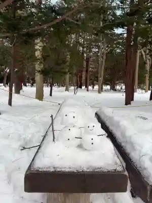 北海道神宮の{uncategorized: "未分類", other: "その他", undefined: "問題あり", building: "その他建物", grave: "お墓", sacred_gate: "鳥居", guardian: "狛犬", statue: "像", buddha: "仏像", history: "歴史", nature: "自然", garden: "庭園", animal: "動物", pagoda: "塔", temizu: "手水舎", mountain_gate: "山門・神門", sanctuary: "本殿・本堂", subordinate: "末社・摂社", art: "芸術", scenery: "景色", jizo: "地蔵", ema: "絵馬", goshuin: "御朱印", omikuji: "おみくじ", items: "授与品その他", amulet: "お守り", goshuincho: "御朱印帳", eats: "食事", festival: "お祭り", votive_dance: "神楽", shichigosan: "七五三参", wedding: "結婚式", experience: "体験その他", initially: "初詣", around: "周辺", anti_infection: "感染症対策"}