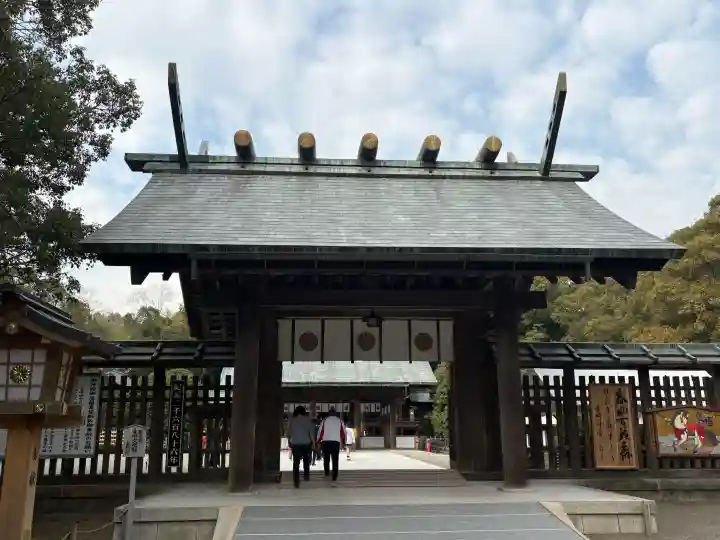 宮崎神宮の{uncategorized: "未分類", other: "その他", undefined: "問題あり", building: "その他建物", grave: "お墓", sacred_gate: "鳥居", guardian: "狛犬", statue: "像", buddha: "仏像", history: "歴史", nature: "自然", garden: "庭園", animal: "動物", pagoda: "塔", temizu: "手水舎", mountain_gate: "山門・神門", sanctuary: "本殿・本堂", subordinate: "末社・摂社", art: "芸術", scenery: "景色", jizo: "地蔵", ema: "絵馬", goshuin: "御朱印", omikuji: "おみくじ", items: "授与品その他", amulet: "お守り", goshuincho: "御朱印帳", eats: "食事", festival: "お祭り", votive_dance: "神楽", shichigosan: "七五三参", wedding: "結婚式", experience: "体験その他", initially: "初詣", around: "周辺", anti_infection: "感染症対策"}
