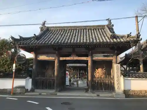 穴太寺の山門