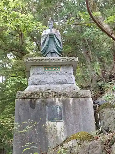 大嶽山那賀都神社の像