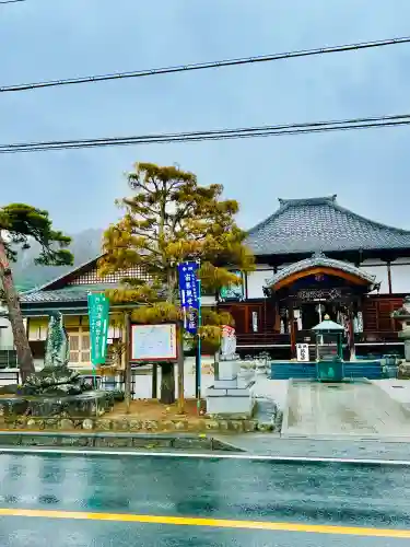 観音寺の{uncategorized: "未分類", other: "その他", undefined: "問題あり", building: "その他建物", grave: "お墓", sacred_gate: "鳥居", guardian: "狛犬", statue: "像", buddha: "仏像", history: "歴史", nature: "自然", garden: "庭園", animal: "動物", pagoda: "塔", temizu: "手水舎", mountain_gate: "山門・神門", sanctuary: "本殿・本堂", subordinate: "末社・摂社", art: "芸術", scenery: "景色", jizo: "地蔵", ema: "絵馬", goshuin: "御朱印", omikuji: "おみくじ", items: "授与品その他", amulet: "お守り", goshuincho: "御朱印帳", eats: "食事", festival: "お祭り", votive_dance: "神楽", shichigosan: "七五三参", wedding: "結婚式", experience: "体験その他", initially: "初詣", around: "周辺", anti_infection: "感染症対策"}