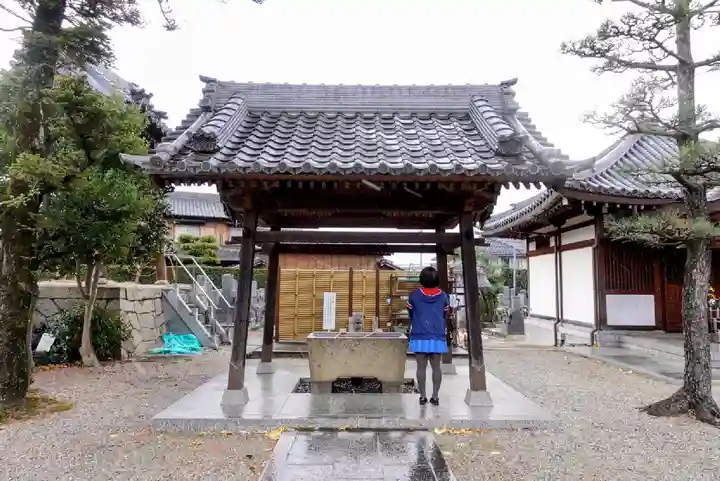 教栄寺の手水舎