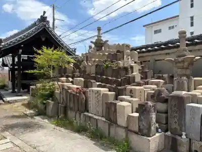 傳長寺（伝長寺）の{uncategorized: "未分類", other: "その他", undefined: "問題あり", building: "その他建物", grave: "お墓", sacred_gate: "鳥居", guardian: "狛犬", statue: "像", buddha: "仏像", history: "歴史", nature: "自然", garden: "庭園", animal: "動物", pagoda: "塔", temizu: "手水舎", mountain_gate: "山門・神門", sanctuary: "本殿・本堂", subordinate: "末社・摂社", art: "芸術", scenery: "景色", jizo: "地蔵", ema: "絵馬", goshuin: "御朱印", omikuji: "おみくじ", items: "授与品その他", amulet: "お守り", goshuincho: "御朱印帳", eats: "食事", festival: "お祭り", votive_dance: "神楽", shichigosan: "七五三参", wedding: "結婚式", experience: "体験その他", initially: "初詣", around: "周辺", anti_infection: "感染症対策"}