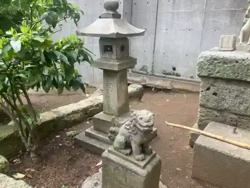 狸穴稲荷社の{uncategorized: "未分類", other: "その他", undefined: "問題あり", building: "その他建物", grave: "お墓", sacred_gate: "鳥居", guardian: "狛犬", statue: "像", buddha: "仏像", history: "歴史", nature: "自然", garden: "庭園", animal: "動物", pagoda: "塔", temizu: "手水舎", mountain_gate: "山門・神門", sanctuary: "本殿・本堂", subordinate: "末社・摂社", art: "芸術", scenery: "景色", jizo: "地蔵", ema: "絵馬", goshuin: "御朱印", omikuji: "おみくじ", items: "授与品その他", amulet: "お守り", goshuincho: "御朱印帳", eats: "食事", festival: "お祭り", votive_dance: "神楽", shichigosan: "七五三参", wedding: "結婚式", experience: "体験その他", initially: "初詣", around: "周辺", anti_infection: "感染症対策"}