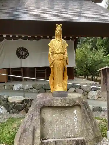 伊曽乃神社の像