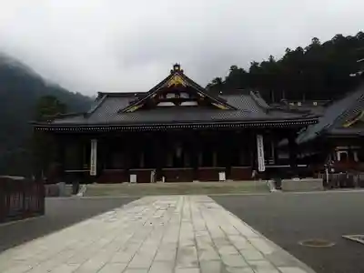 久遠寺の本殿・本堂