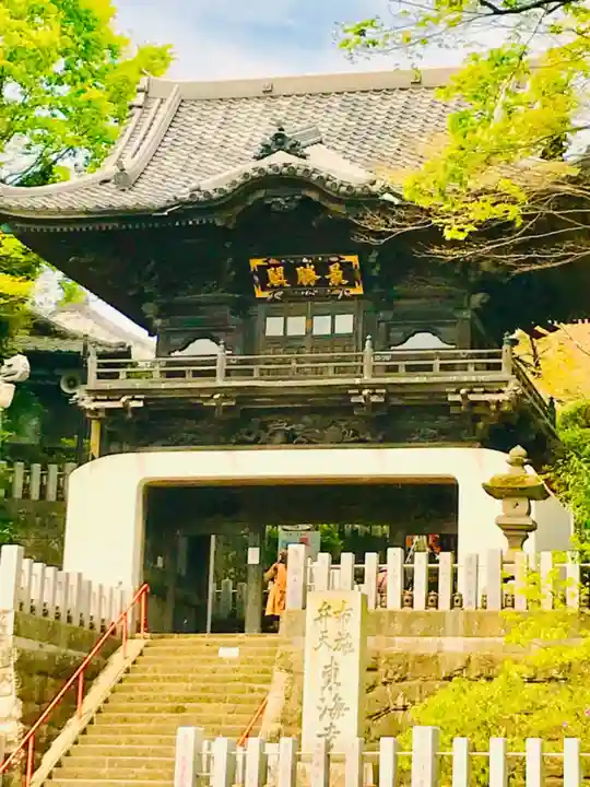 布施弁天 東海寺の山門・神門