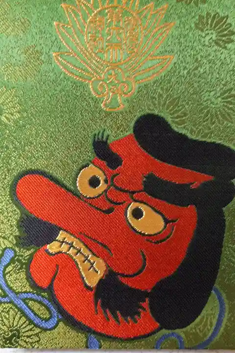 天狗の御朱印帳が素敵です。緑に赤い天狗が映えますね。