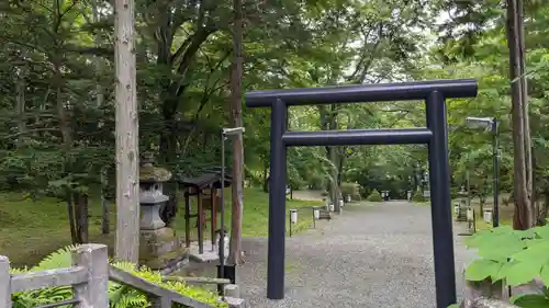 義經神社の鳥居