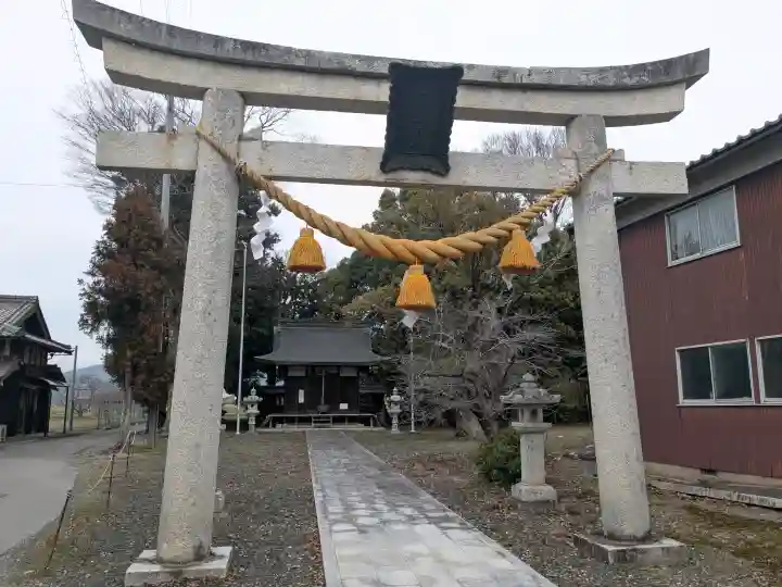 湯次神社の{uncategorized: "未分類", other: "その他", undefined: "問題あり", building: "その他建物", grave: "お墓", sacred_gate: "鳥居", guardian: "狛犬", statue: "像", buddha: "仏像", history: "歴史", nature: "自然", garden: "庭園", animal: "動物", pagoda: "塔", temizu: "手水舎", mountain_gate: "山門・神門", sanctuary: "本殿・本堂", subordinate: "末社・摂社", art: "芸術", scenery: "景色", jizo: "地蔵", ema: "絵馬", goshuin: "御朱印", omikuji: "おみくじ", items: "授与品その他", amulet: "お守り", goshuincho: "御朱印帳", eats: "食事", festival: "お祭り", votive_dance: "神楽", shichigosan: "七五三参", wedding: "結婚式", experience: "体験その他", initially: "初詣", around: "周辺", anti_infection: "感染症対策"}