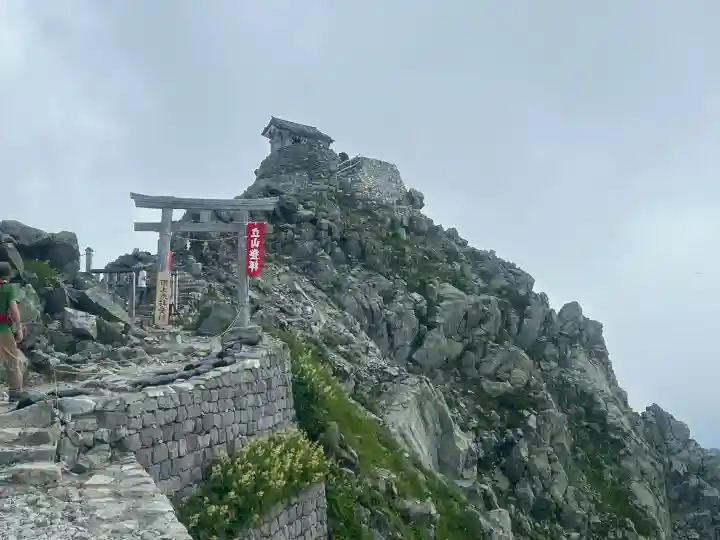 雄山神社峰本社の{uncategorized: "未分類", other: "その他", undefined: "問題あり", building: "その他建物", grave: "お墓", sacred_gate: "鳥居", guardian: "狛犬", statue: "像", buddha: "仏像", history: "歴史", nature: "自然", garden: "庭園", animal: "動物", pagoda: "塔", temizu: "手水舎", mountain_gate: "山門・神門", sanctuary: "本殿・本堂", subordinate: "末社・摂社", art: "芸術", scenery: "景色", jizo: "地蔵", ema: "絵馬", goshuin: "御朱印", omikuji: "おみくじ", items: "授与品その他", amulet: "お守り", goshuincho: "御朱印帳", eats: "食事", festival: "お祭り", votive_dance: "神楽", shichigosan: "七五三参", wedding: "結婚式", experience: "体験その他", initially: "初詣", around: "周辺", anti_infection: "感染症対策"}