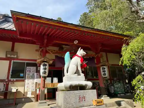 正一位 若草稲荷神社の{uncategorized: "未分類", other: "その他", undefined: "問題あり", building: "その他建物", grave: "お墓", sacred_gate: "鳥居", guardian: "狛犬", statue: "像", buddha: "仏像", history: "歴史", nature: "自然", garden: "庭園", animal: "動物", pagoda: "塔", temizu: "手水舎", mountain_gate: "山門・神門", sanctuary: "本殿・本堂", subordinate: "末社・摂社", art: "芸術", scenery: "景色", jizo: "地蔵", ema: "絵馬", goshuin: "御朱印", omikuji: "おみくじ", items: "授与品その他", amulet: "お守り", goshuincho: "御朱印帳", eats: "食事", festival: "お祭り", votive_dance: "神楽", shichigosan: "七五三参", wedding: "結婚式", experience: "体験その他", initially: "初詣", around: "周辺", anti_infection: "感染症対策"}