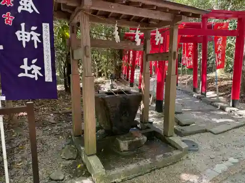 花窟神社の{uncategorized: "未分類", other: "その他", undefined: "問題あり", building: "その他建物", grave: "お墓", sacred_gate: "鳥居", guardian: "狛犬", statue: "像", buddha: "仏像", history: "歴史", nature: "自然", garden: "庭園", animal: "動物", pagoda: "塔", temizu: "手水舎", mountain_gate: "山門・神門", sanctuary: "本殿・本堂", subordinate: "末社・摂社", art: "芸術", scenery: "景色", jizo: "地蔵", ema: "絵馬", goshuin: "御朱印", omikuji: "おみくじ", items: "授与品その他", amulet: "お守り", goshuincho: "御朱印帳", eats: "食事", festival: "お祭り", votive_dance: "神楽", shichigosan: "七五三参", wedding: "結婚式", experience: "体験その他", initially: "初詣", around: "周辺", anti_infection: "感染症対策"}