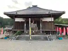 箕輪山満行院霊巖寺の本殿