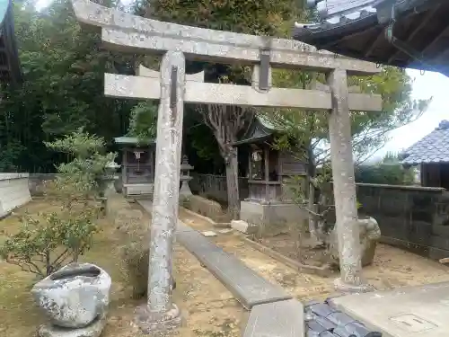 湊口神社の{uncategorized: "未分類", other: "その他", undefined: "問題あり", building: "その他建物", grave: "お墓", sacred_gate: "鳥居", guardian: "狛犬", statue: "像", buddha: "仏像", history: "歴史", nature: "自然", garden: "庭園", animal: "動物", pagoda: "塔", temizu: "手水舎", mountain_gate: "山門・神門", sanctuary: "本殿・本堂", subordinate: "末社・摂社", art: "芸術", scenery: "景色", jizo: "地蔵", ema: "絵馬", goshuin: "御朱印", omikuji: "おみくじ", items: "授与品その他", amulet: "お守り", goshuincho: "御朱印帳", eats: "食事", festival: "お祭り", votive_dance: "神楽", shichigosan: "七五三参", wedding: "結婚式", experience: "体験その他", initially: "初詣", around: "周辺", anti_infection: "感染症対策"}