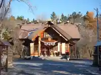 【留辺蘂神社の社殿】うっすら雪を被っています。