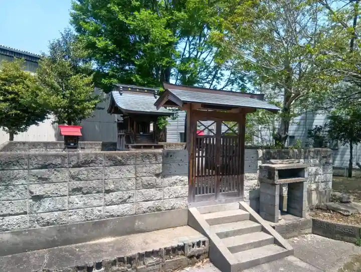 諏訪神社の{uncategorized: "未分類", other: "その他", undefined: "問題あり", building: "その他建物", grave: "お墓", sacred_gate: "鳥居", guardian: "狛犬", statue: "像", buddha: "仏像", history: "歴史", nature: "自然", garden: "庭園", animal: "動物", pagoda: "塔", temizu: "手水舎", mountain_gate: "山門・神門", sanctuary: "本殿・本堂", subordinate: "末社・摂社", art: "芸術", scenery: "景色", jizo: "地蔵", ema: "絵馬", goshuin: "御朱印", omikuji: "おみくじ", items: "授与品その他", amulet: "お守り", goshuincho: "御朱印帳", eats: "食事", festival: "お祭り", votive_dance: "神楽", shichigosan: "七五三参", wedding: "結婚式", experience: "体験その他", initially: "初詣", around: "周辺", anti_infection: "感染症対策"}