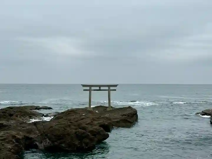 大洗磯前神社の{uncategorized: "未分類", other: "その他", undefined: "問題あり", building: "その他建物", grave: "お墓", sacred_gate: "鳥居", guardian: "狛犬", statue: "像", buddha: "仏像", history: "歴史", nature: "自然", garden: "庭園", animal: "動物", pagoda: "塔", temizu: "手水舎", mountain_gate: "山門・神門", sanctuary: "本殿・本堂", subordinate: "末社・摂社", art: "芸術", scenery: "景色", jizo: "地蔵", ema: "絵馬", goshuin: "御朱印", omikuji: "おみくじ", items: "授与品その他", amulet: "お守り", goshuincho: "御朱印帳", eats: "食事", festival: "お祭り", votive_dance: "神楽", shichigosan: "七五三参", wedding: "結婚式", experience: "体験その他", initially: "初詣", around: "周辺", anti_infection: "感染症対策"}