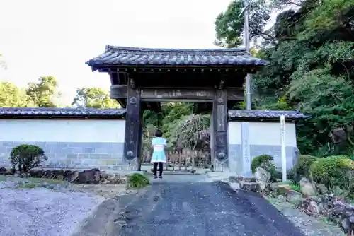 摩訶耶寺の山門